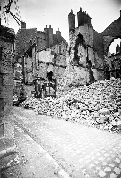 Vue des destructions, été 1940. (Archives départementales de Loir-et-Cher, Blois, 127 J 70).