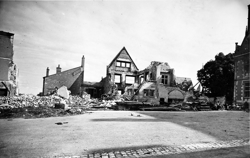 Les hôtels d'Amboise et d'Epernon en ruines après les destructions de juin 1940. (Archives départementales de Loir-et-Cher, Blois, 127 J 70). ; Ruines de l'Hôtel d'Epernon et de l'Hôtel d'Amboise, été 1940. (Archives départementales de Loir-et-Cher, Blois, 127 J 70). ; Les hôtels d'Amboise et d'Epernon en ruines après les destructions de juin 1940.