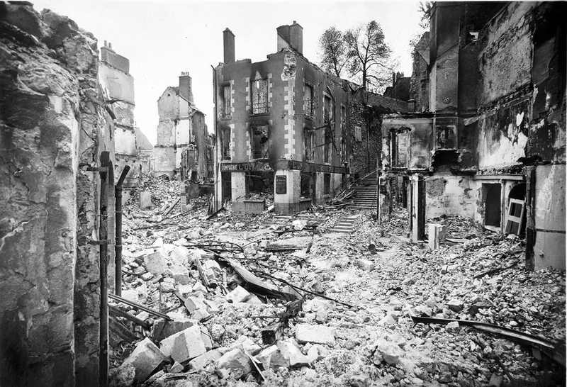 Vue des destructions au pied des grands degrés du Château, été 1940. (Archives départementales de Loir-et-Cher, Blois, 127 J 70). ; Destructions, rue des Violettes et grands degrés du château, été 1940. (Archives départementales de Loir-et-Cher, Blois, 127 J 70).