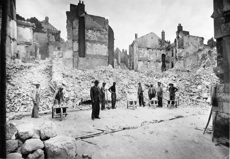 Travaux de déblaiement, place Louis-XII, 1940. (Archives départementales de Loir-et-Cher, Blois, 127 J 70). ; Travaux de déblaiement, place Louis-XII, 1940. (Archives départementales de Loir-et-Cher, Blois, 127 J 70).