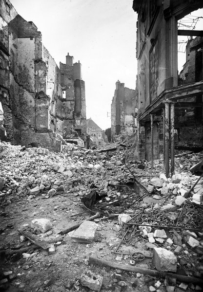 Ruines, rue des Orfèvres, été 1940. (Archives départementales de Loir-et-Cher, Blois, 127 J 70).