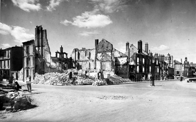 Ruines, tête de pont rive gauche, été 1940. (Archives départementales de Loir-et-Cher, Blois, 127 J 70).