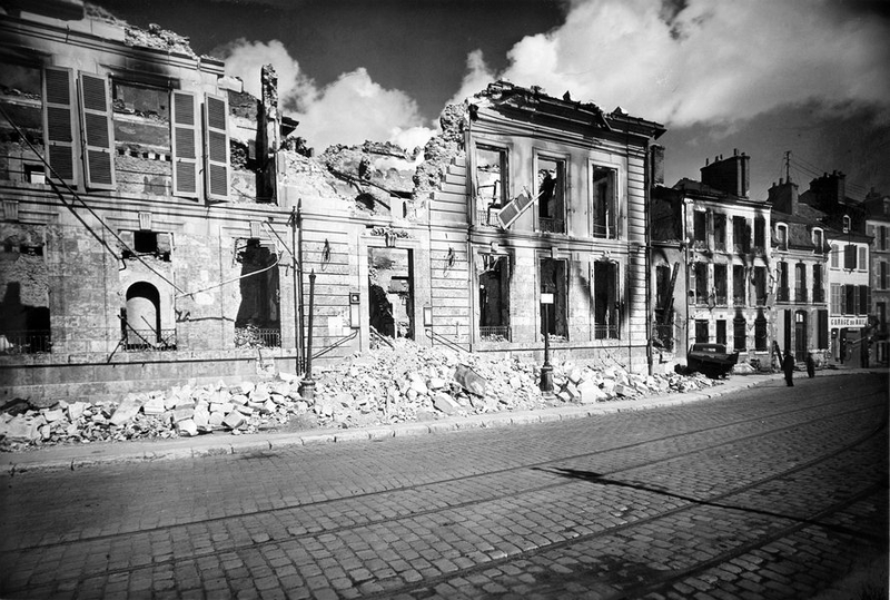 Ruines de l'hôtel de ville, été 1940. (Archives départementales de Loir-et-Cher, Blois, 127 J 70). ; Les ruines de l'hôtel de ville, été 1940. (Archives départementales de Loir-et-Cher, Blois, 127 J 70).