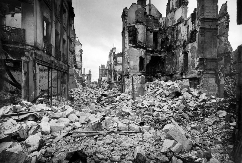 Ruines, rue du Commerce au niveau des rues du Poids-du-Roi à gauche et du Change à droite, été 1940. (Archives départementales de Loir-et-Cher, Blois, 127 J 70).