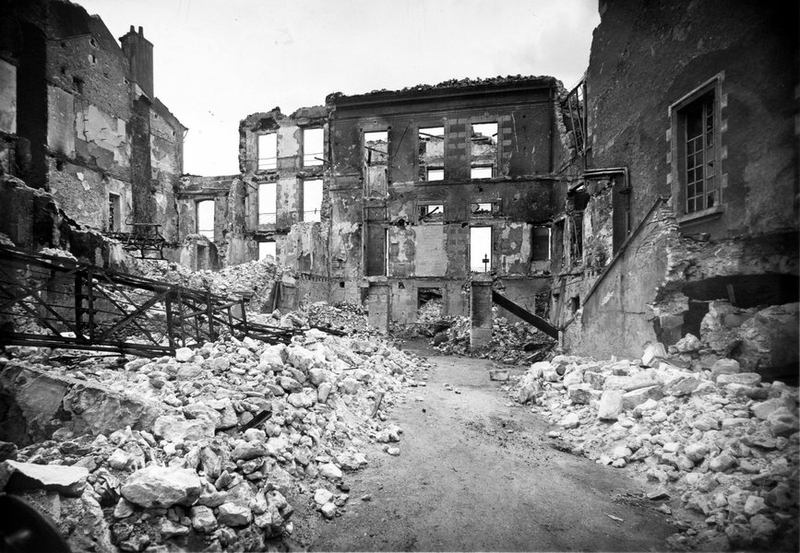 Cour de l'hôtel de ville, rue de la Foulerie, été 1940. (Archives départementales de Loir-et-Cher, Blois, 127 J 70). ; Cour de l'hôtel de ville, rue de la Foulerie, été 1940. (Archives départementales de Loir-et-Cher, Blois, 127 J 70).