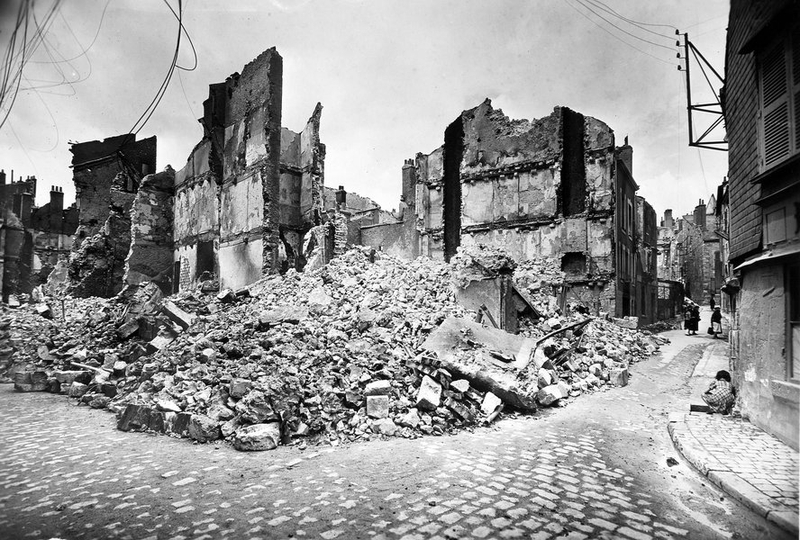 Ruines, rue Fontaine-des-Elus, été 1940. (Archives départementales de Loir-et-Cher, Blois, 127 J 70).