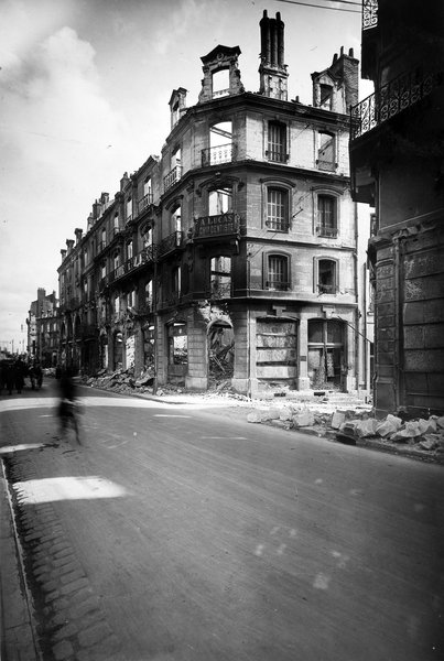 Ruines, angle de la rue Denis-Papin et de la rue du Poids-du-Roi, été 1940. (Archives départementales de Loir-et-Cher, Blois, 127 J 70).