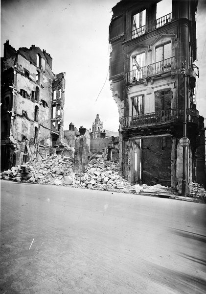 Ruines, rue Denis-Papin sur son côté est, été 1940. (Archives départementales de Loir-et-Cher, Blois, 127 J 70).