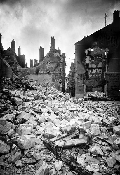 Ruines, place du Marché à la Filasse et rue François-Mansart, été 1940. (Archives départementales de Loir-et-Cher, Blois, 127 J 70).