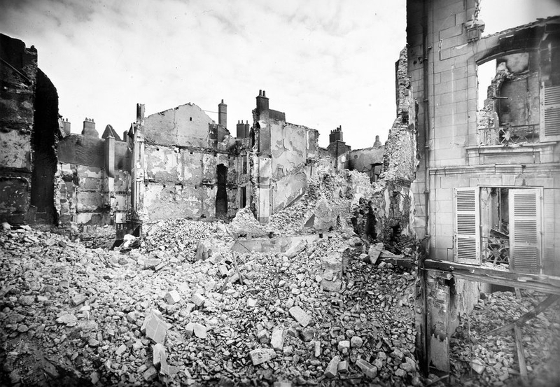 Ruines, rue Denis-Papin, été 1940. (Archives départementales de Loir-et-Cher, Blois, 127 J 70).