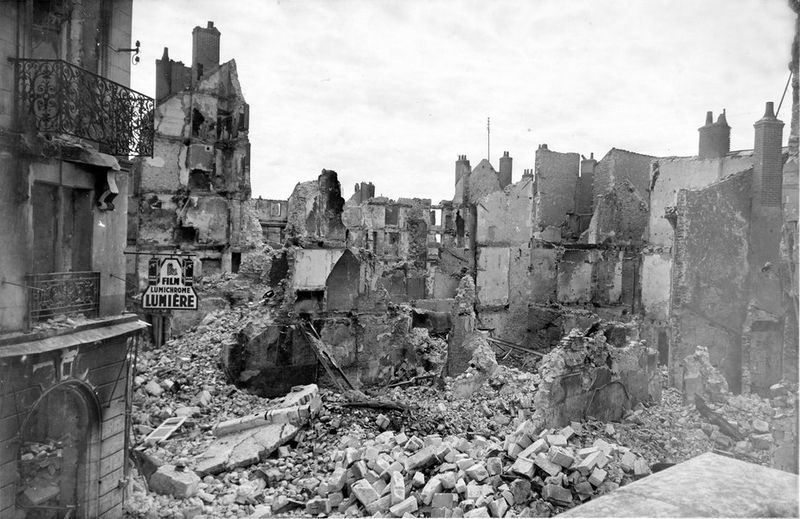 Ruines, place Louis-XII vers la rue du Vieux-pont, été 1940. (Archives départementales de Loir-et-Cher, Blois, 127 J 70).