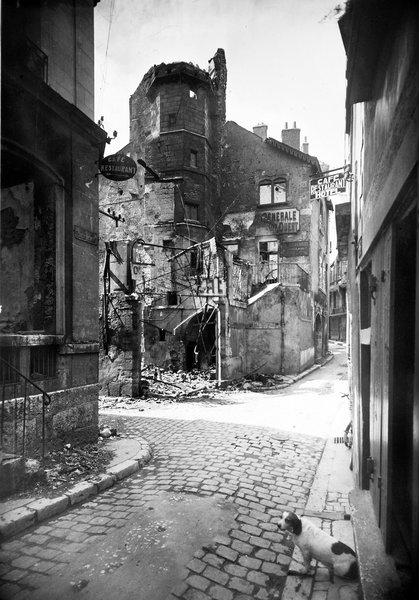 Ruines, rue des Trois-Clés, la Tour d'argent, été 1940. (Archives départementales de Loir-et-Cher, Blois, 127 J 70).