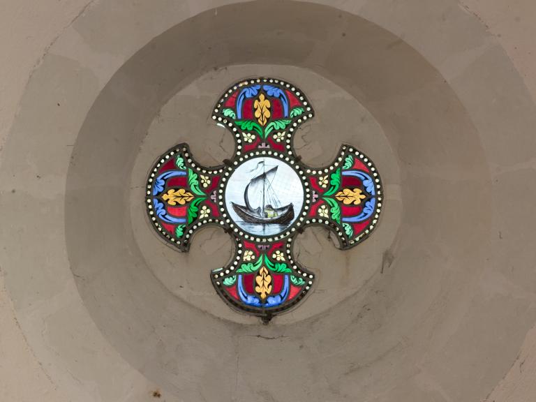 La Chaussée-Saint-Victor, chapelle du cimetière : vitrail d'axe (est) avec un médaillon représentant un bateau de Loire (une gabarre ?).