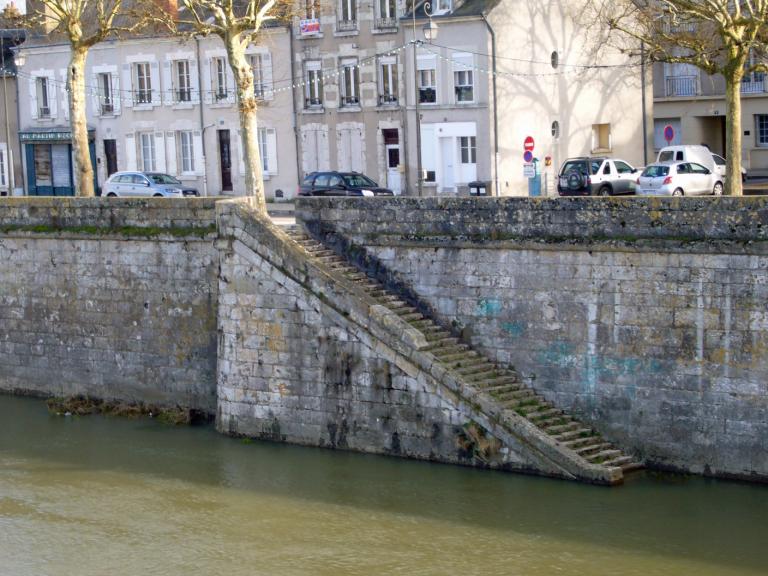 Rive gauche en amont du pont : escalier.
