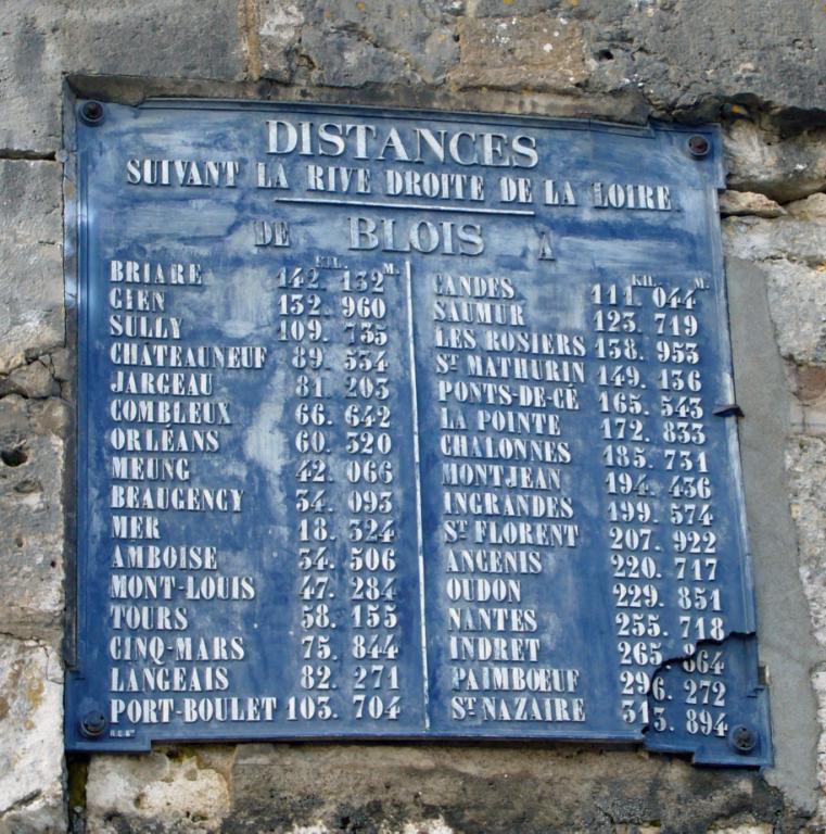 Plaque de distances accrochée sur la cale abreuvoir double à tablier haut du Port Vieil. ; Plaque de distances accrochée sur la cale abreuvoir double à tablier haut du Port Vieil.