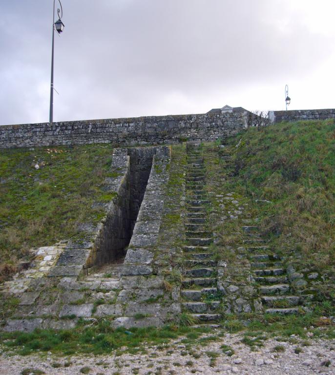 Rive gauche, aval du pont : escalier double.