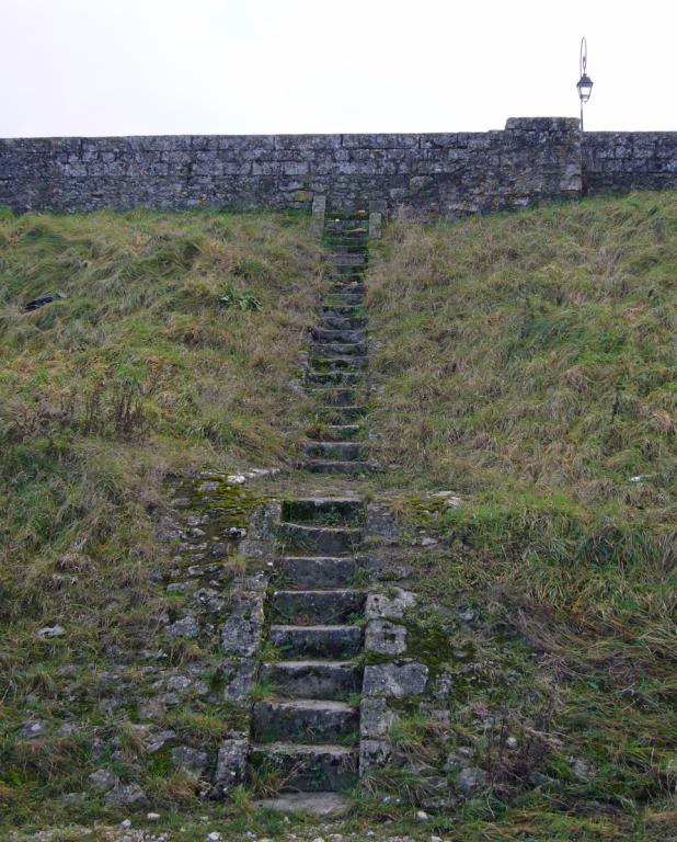 Rive gauche, aval du pont : escalier simple.