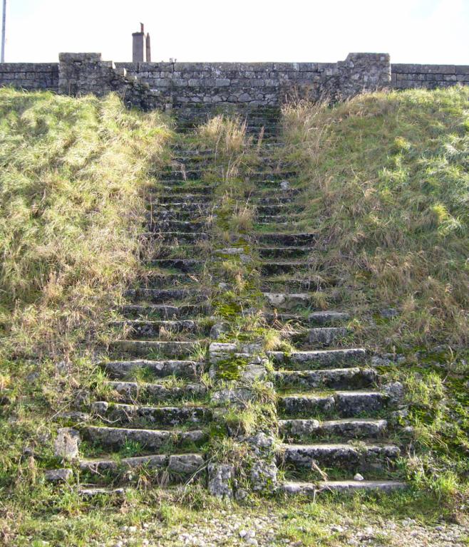 Rive gauche, aval du pont : escalier double.