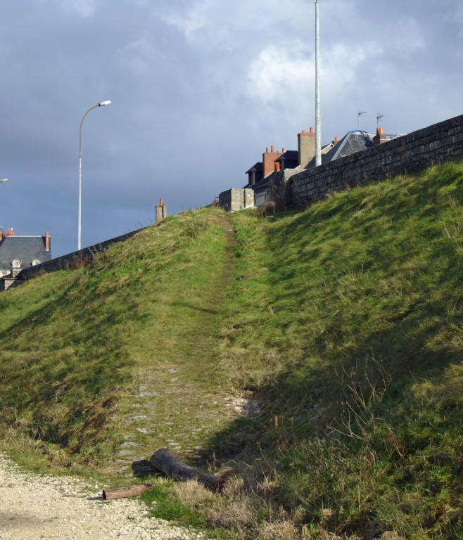 Rive gauche, aval du pont : petite cale piétonière orientée vers l'aval.