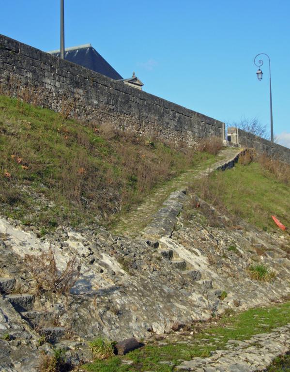 Petite cale piétonière située rive droite en aval du Port Vieil. Vue prise vers l'amont.