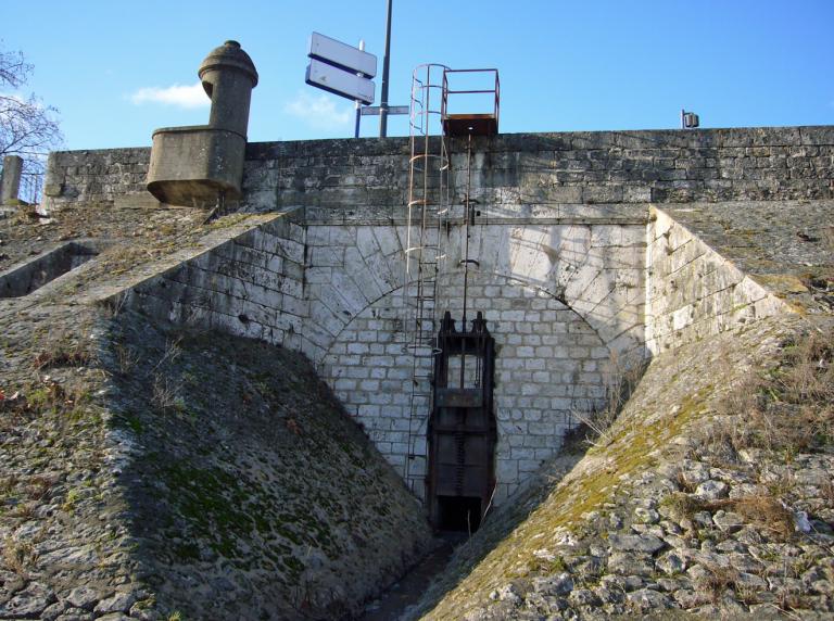 L'arche de la Galère située rive droite en aval du Port Vieil.