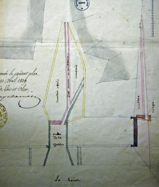 Plan de l'arche de la Galère par A. Pinault, 28 mars 1829. En jaune les parties à démolir, en rose les constructions à faire, en gris les constructions anciennes à conserver. (archives municipales de Blois, 1 O 35).
