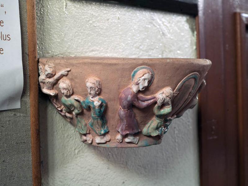 Le bénitier orné du miracle de la Guérison de l'aveugle-né.