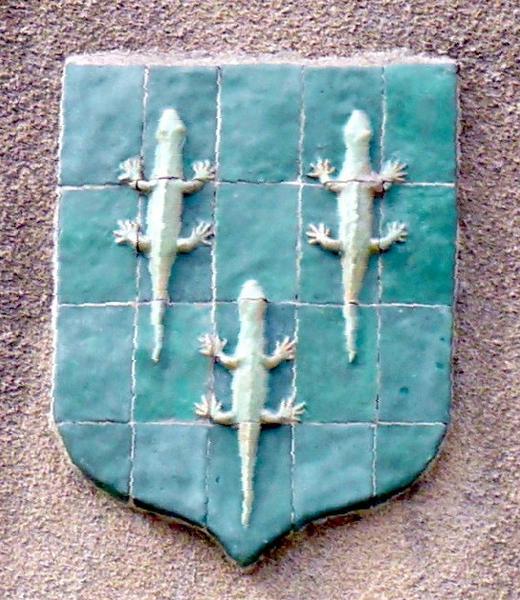 Le blason frappé des armoiries de la ville de Châteauneuf-sur-Loire : à trois lézards de sinople.