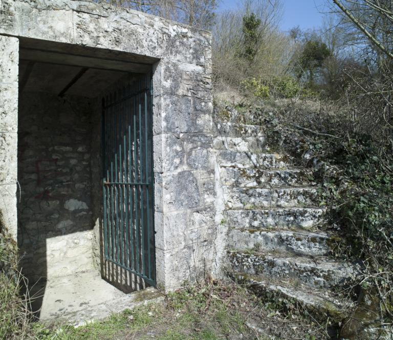 Au lieudit le Grand Bel-Air, garage à bateau daté de 1906 : accès par un escalier tournant.
