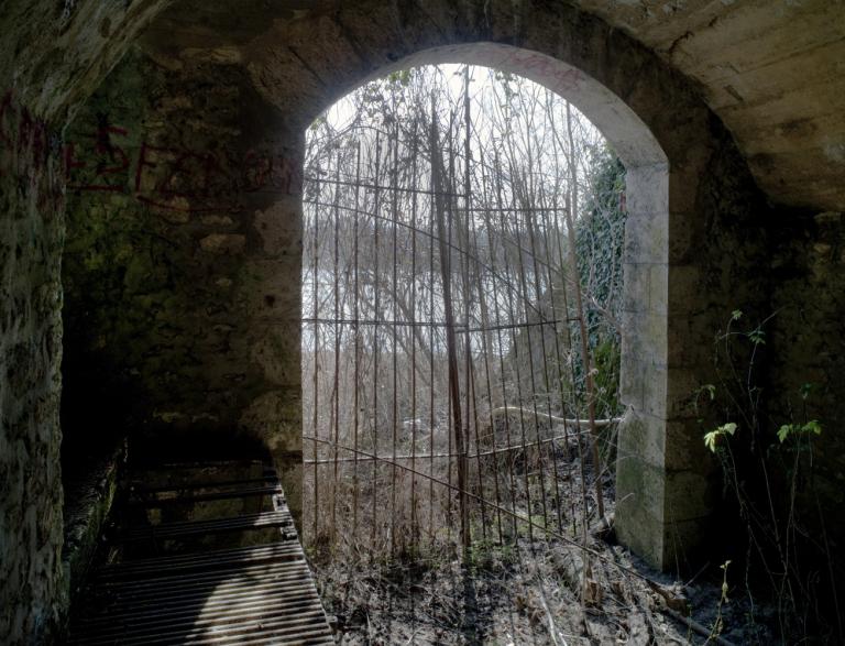 Garage à bateau daté de 1906 : l'entrée vue de l'intérieur.