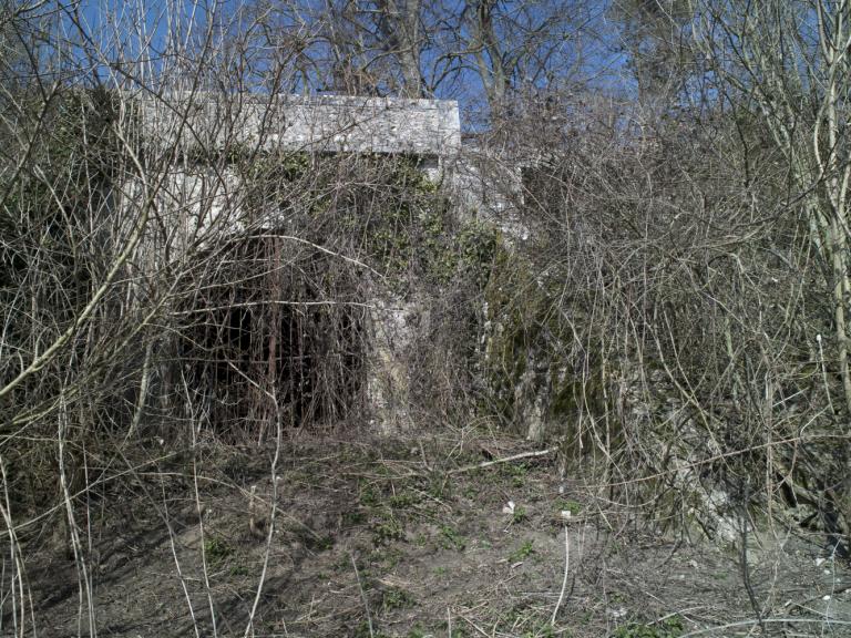 Au lieudit le Grand Bel-Air, garage à bateau daté de 1906 : l'entrée vue de l'extérieur.