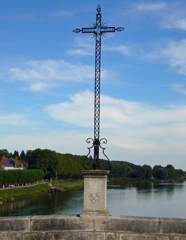 Croix de Saint Nicolas sur le pont de Gien.