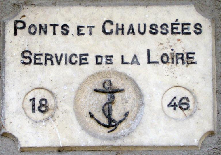 Bâtiment de service des Ponts-et-Chaussées, Service de la Loire, situé en face du 43 quai de Nice à Gien : inscription.