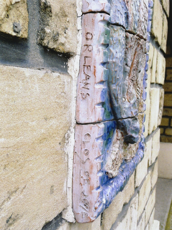 Détail de la sirène tenant un filet, signature : ORLEANS CLOS DE JOYE (s. sur la tranche gauche du relief).