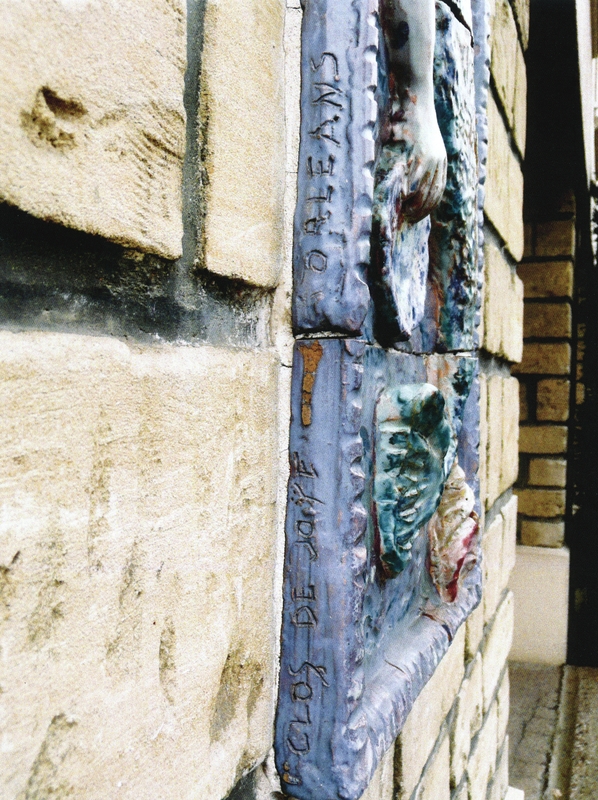 Sirène soufflant dans une conque marine, signature : CLOS DE JOYE ORLEANS (s. sur la tranche gauche du relief).