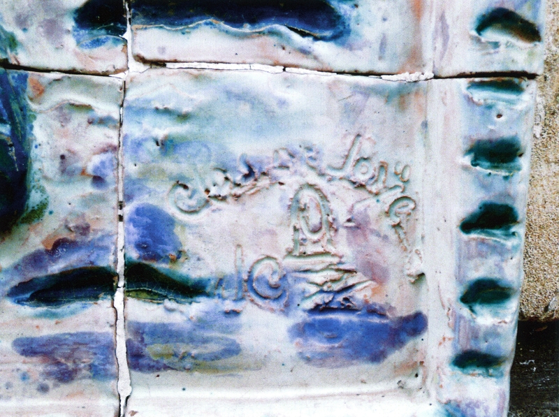 Détail de la sirène à la lyre, signature : Clos de Joye JC et monogramme de Notre-Dame des Aydes (s. en bas à droite).