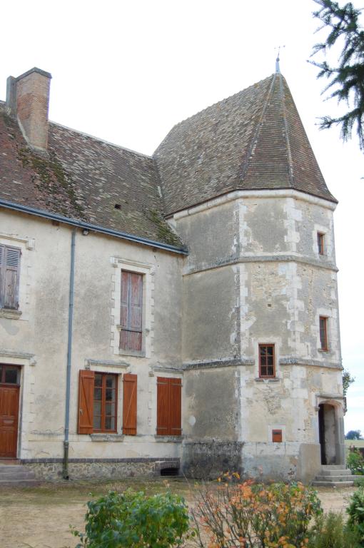 Vue rapprochée de la tour hors-oeuvre.