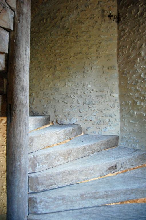 Vue de détail de l'escalier en vis en bois.