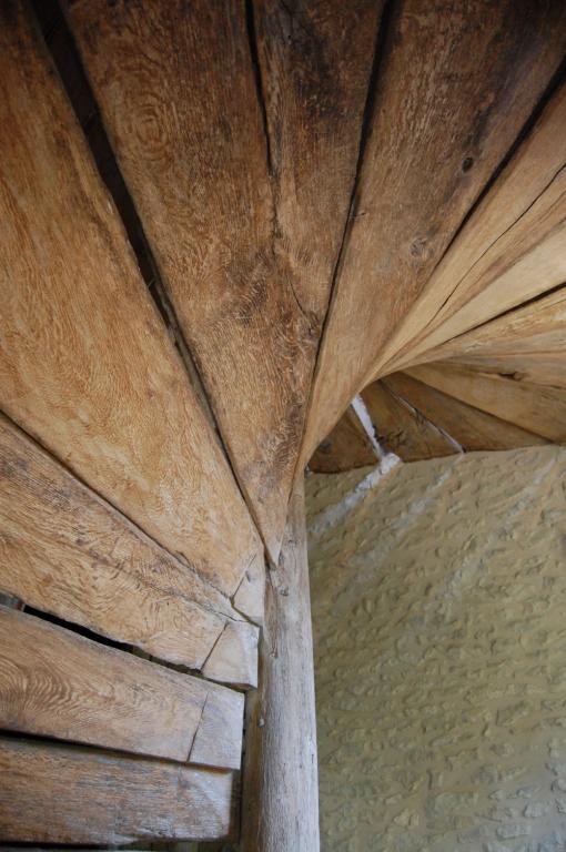 Vue de détail de l'escalier en vis en bois.