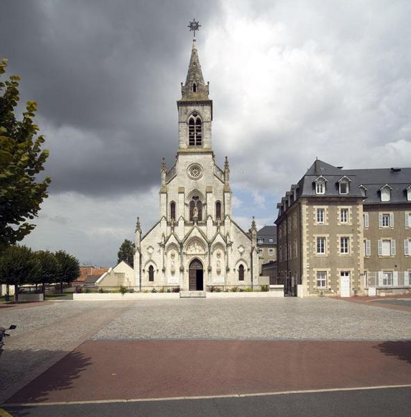 Vue d'ensemble de la façade.