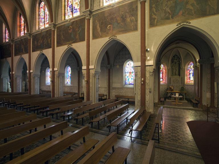 Vue intérieure, la nef et le transept.
