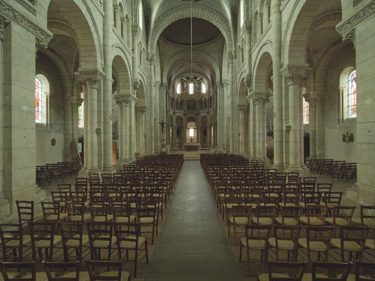 Vue intérieure : la nef, vue d'ensemble.