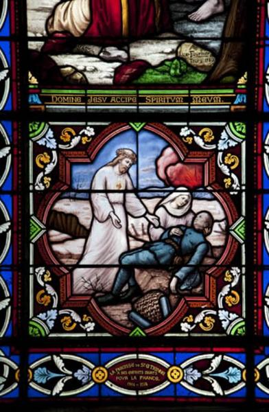 Détail : Le Christ ressucité apparait aux côtés d'un soldat mourant - dédicace avec inscription : la paroisse Saint-Etienne à ses enfants morts pour la France.