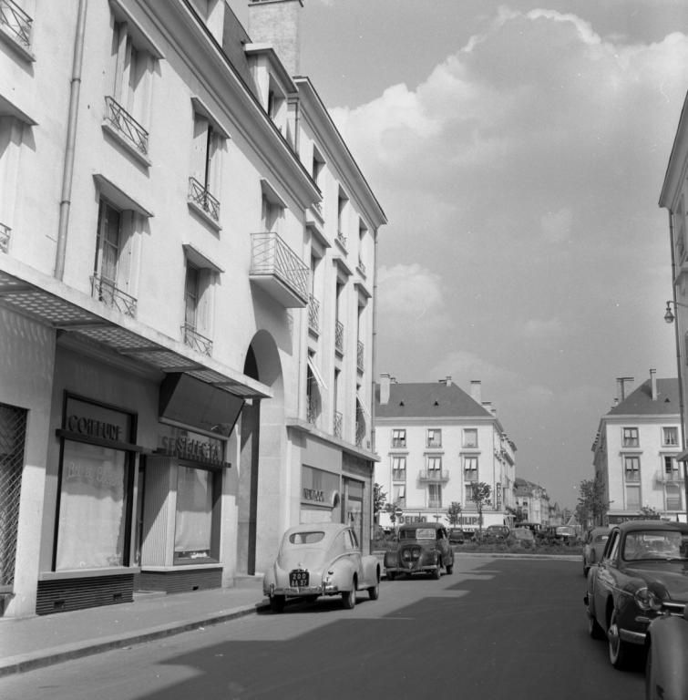 Façades donnant sur la rue du Maréchal-Foch, mai 1954. (ministère de l'écologie, du développement durable, des transports et du logement, Fonds M.R.U., cliché n°20382).