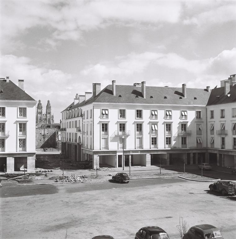Vue des façades de l'îlot M sur la place et la rue du Maréchal-Foch, 1952. (archives municipales de Tours, Fonds Jacques et Thierry Germain, 114 Fi 189). ; Vue des façades donnant sur la place de la Résistance et la rue du Maréchal-Foch, 1952. (archives municipales de Tours, Fonds Jacques et Thierry Germain, 114 Fi 189).