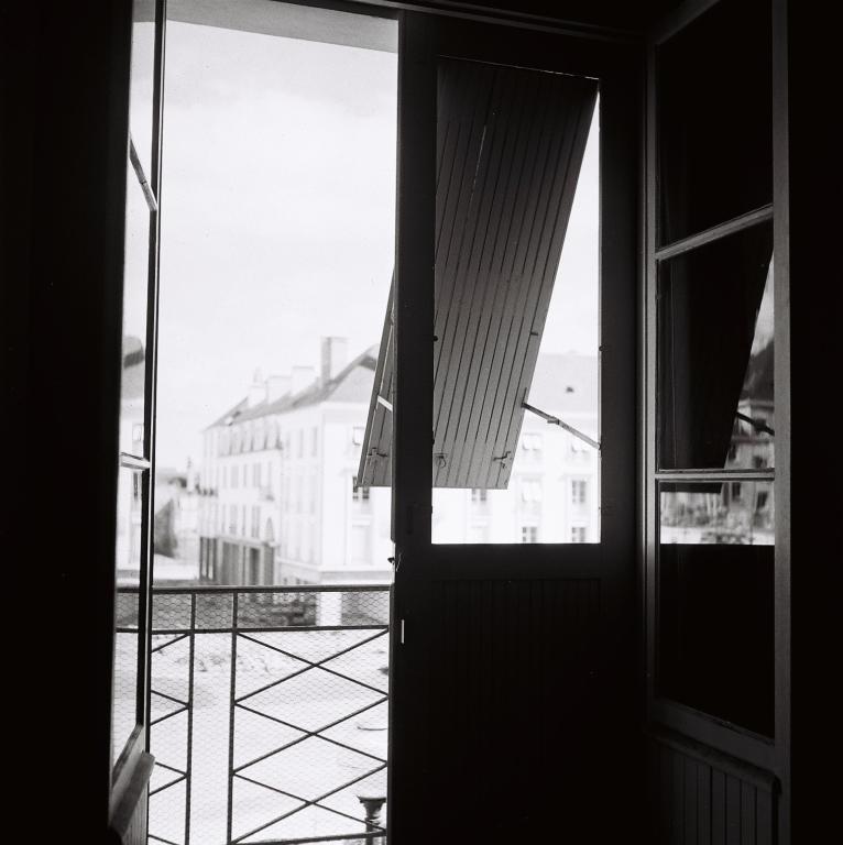Vue des contrevents depuis un appartement, 1952. (archives municipales de Tours, Fonds Jacques et Thierry Germain, 114 Fi 189).