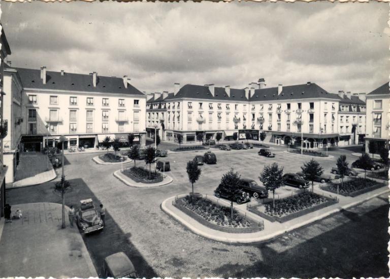Vue générale de la place, [début des années 1960]. (archives municipales de Tours, Fonds Henri Goarnisson, 117 Fi, album 13).