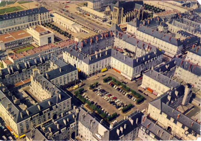 Vue aérienne de la place de la Résistance, [197?]. (archives municipales de Tours, Fonds Henri Goarnisson, 117 Fi 2413). ; Vue aérienne de la place, [début des années 1970]. (archives municipales de Tours, Fonds Henri Goarnisson, 117 Fi 2413).