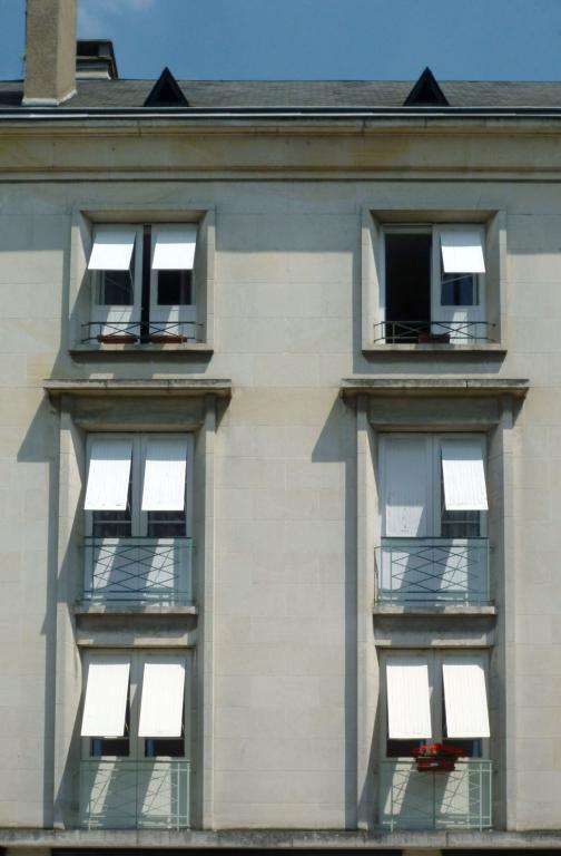Détail des travées ordonnancées et de leurs contrevents inclinables.