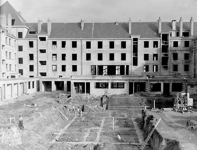 Vue de l'îlot E en construction, [1952]. (archives municipales de Tours, Fonds Jacques et Thierry Germain, 114 Fi 26).